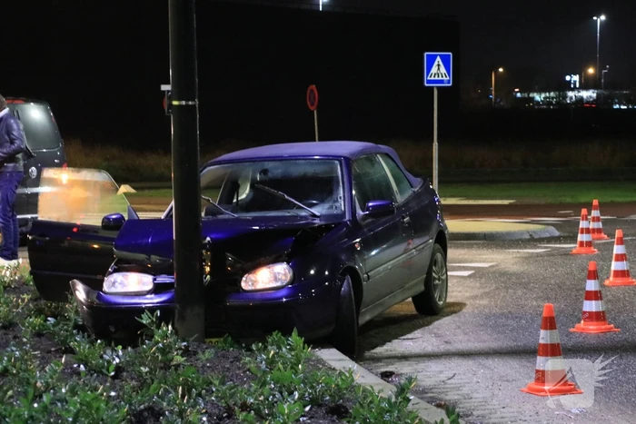 Minderjarige zonder rijbewijs verliest macht over het stuur en ramt lantaarnpaal