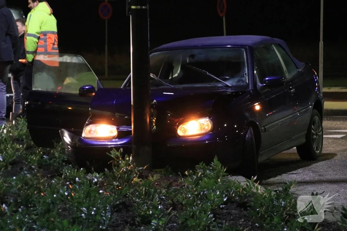 Minderjarige zonder rijbewijs verliest macht over het stuur en ramt lantaarnpaal