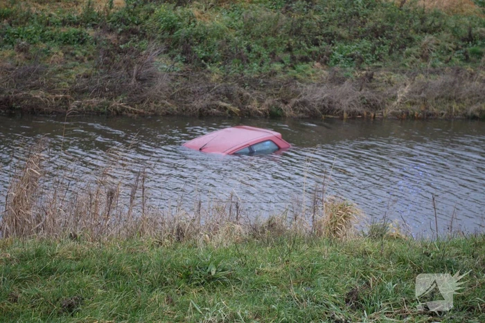 Opnieuw auto in de sloot op afrit
