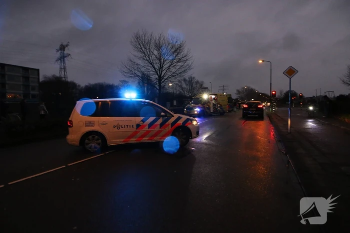 Personenauto schept wielrenner