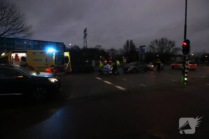 Personenauto schept wielrenner
