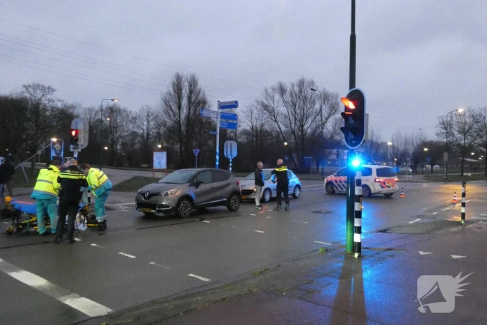 Personenauto schept wielrenner