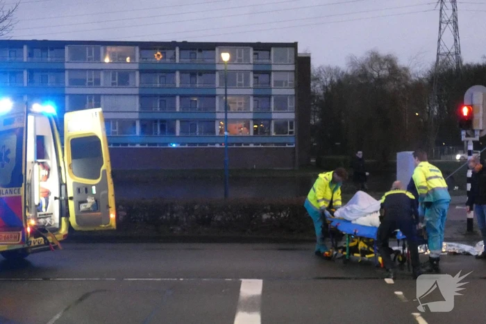 Personenauto schept wielrenner