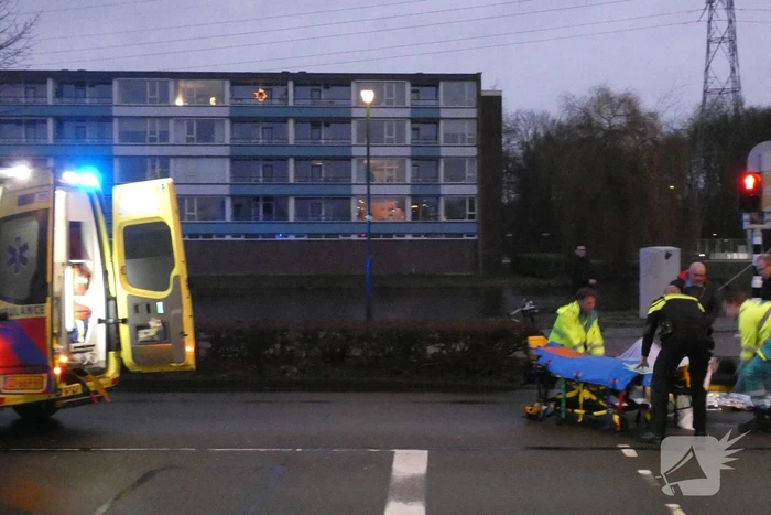 Personenauto schept wielrenner
