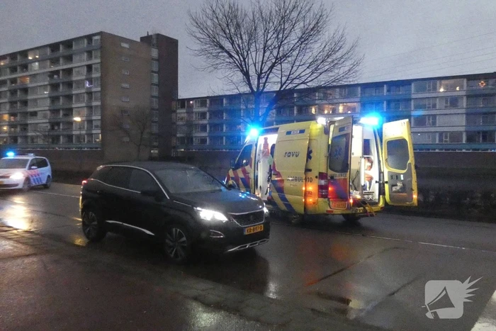Personenauto schept wielrenner