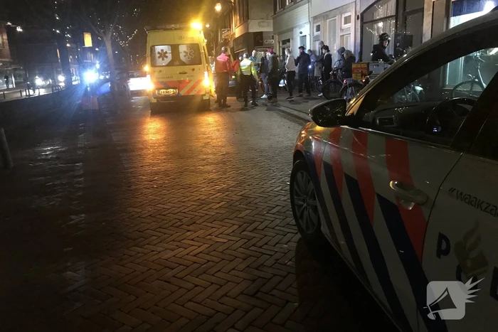 Maaltijdbezorger botst op auto