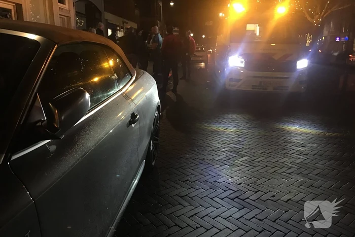 Maaltijdbezorger botst op auto