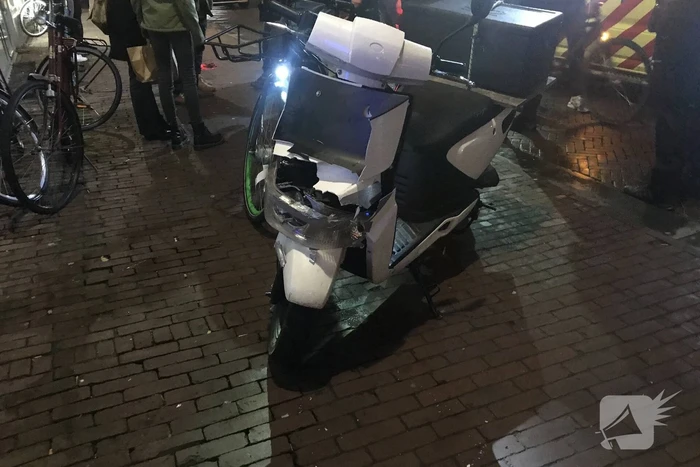 Maaltijdbezorger botst op auto