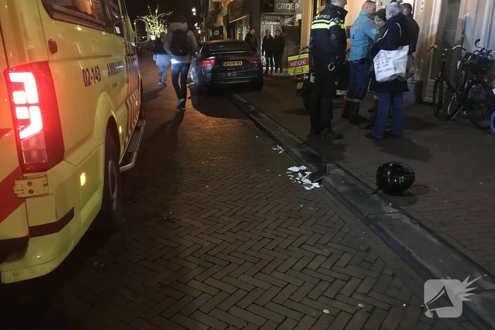 Maaltijdbezorger botst op auto