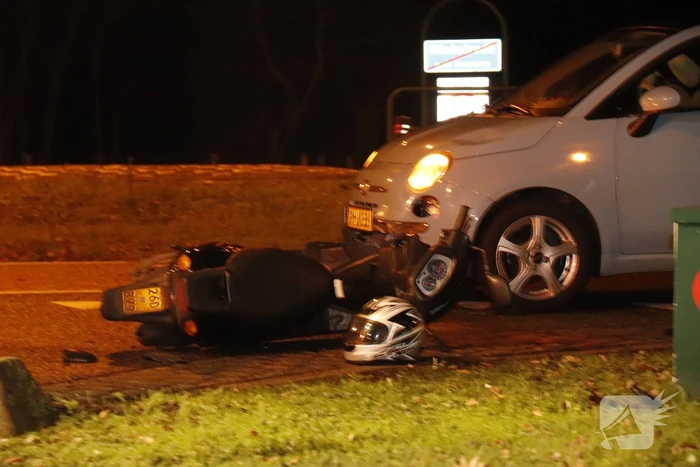 Scooterrijder aangereden door personenauto