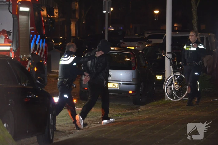 Man van balkon gehaald en aangehouden