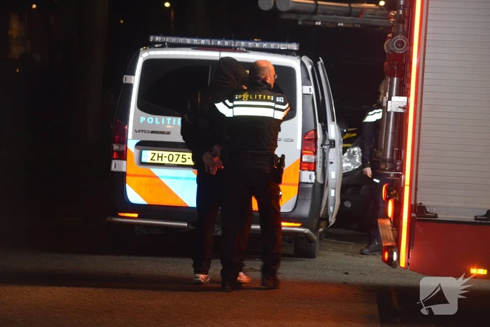 Man van balkon gehaald en aangehouden