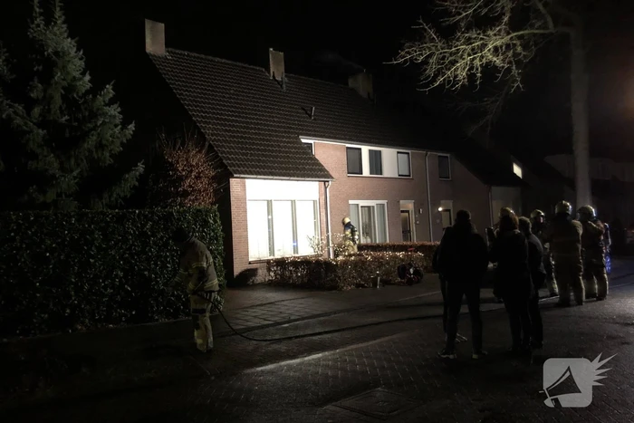 Brandweer veegt schoorsteen na brand