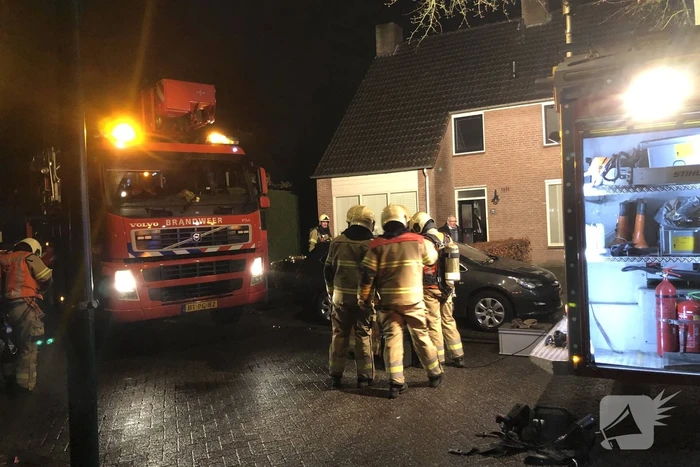 Brandweer veegt schoorsteen na brand