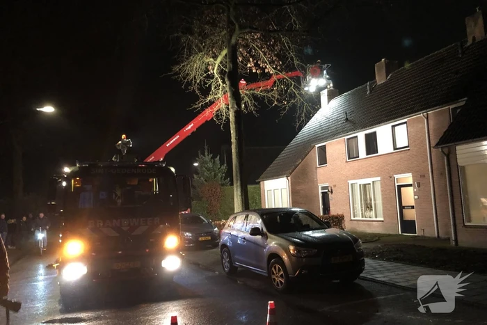 Brandweer veegt schoorsteen na brand