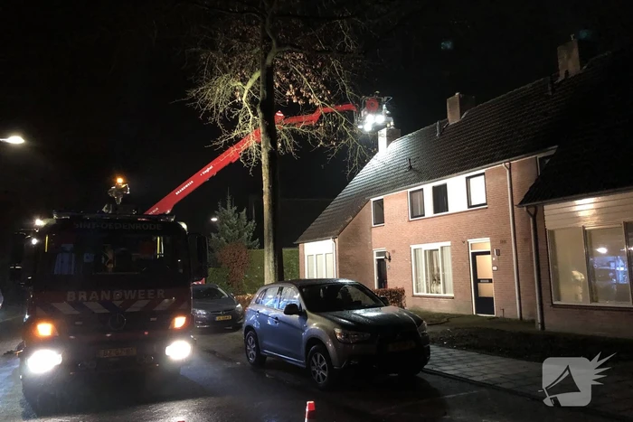 Brandweer veegt schoorsteen na brand