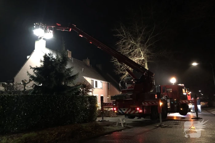 Brandweer veegt schoorsteen na brand