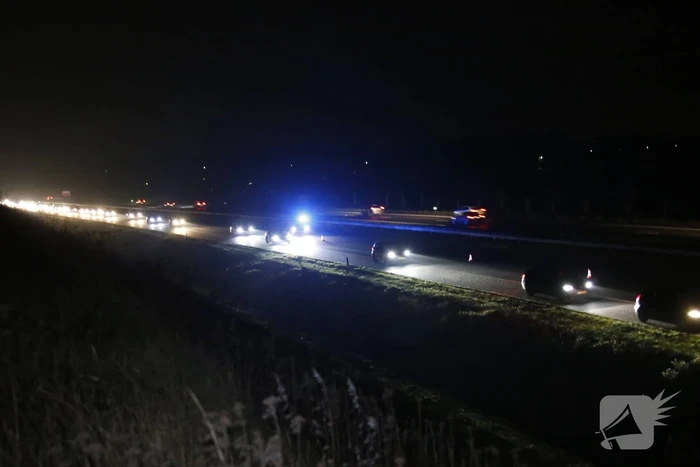 Automobilist ramt vangrail in middenberm