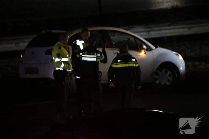 Automobilist ramt vangrail in middenberm