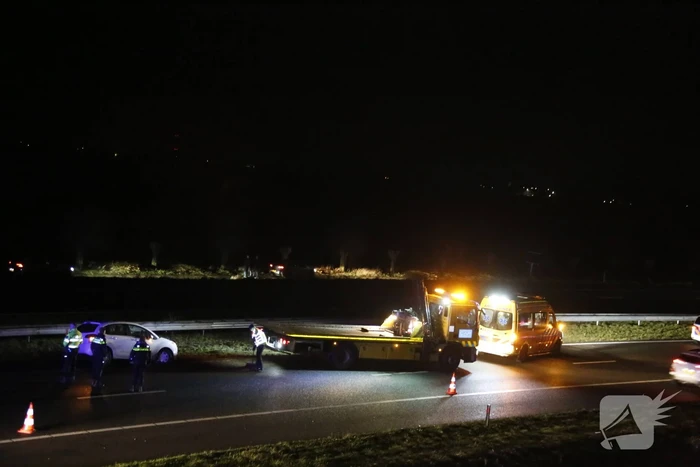 Automobilist ramt vangrail in middenberm