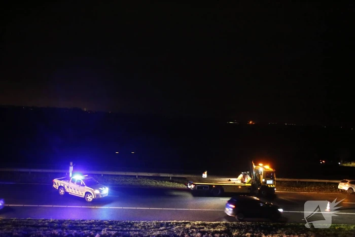 Automobilist ramt vangrail in middenberm