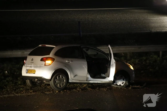 Automobilist ramt vangrail in middenberm