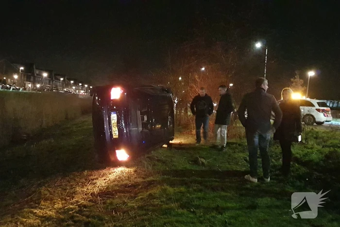 Automobilist verliest macht over het stuur en belandt met auto op de zijkant