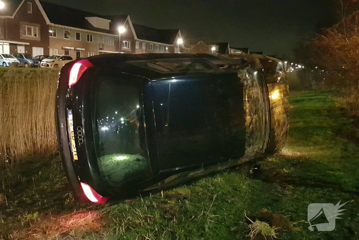 Automobilist verliest macht over het stuur en belandt met auto op de zijkant