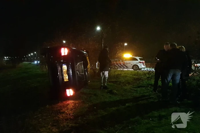 Automobilist verliest macht over het stuur en belandt met auto op de zijkant