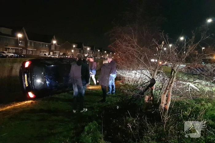 Automobilist verliest macht over het stuur en belandt met auto op de zijkant