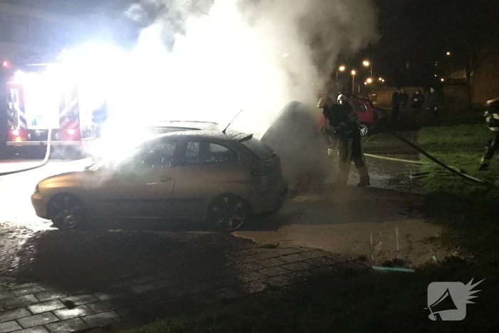 Brand in geparkeerde auto