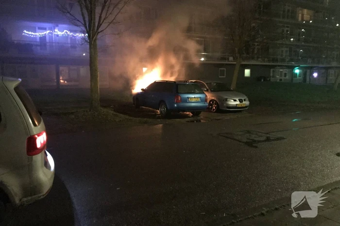 Brand in geparkeerde auto