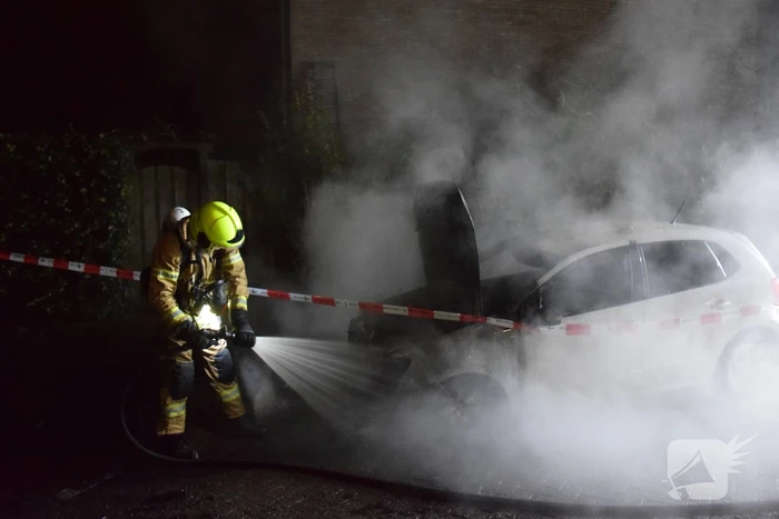 Auto verwoest door brand, politie doet onderzoek