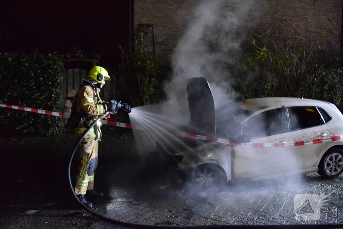 Auto verwoest door brand, politie doet onderzoek