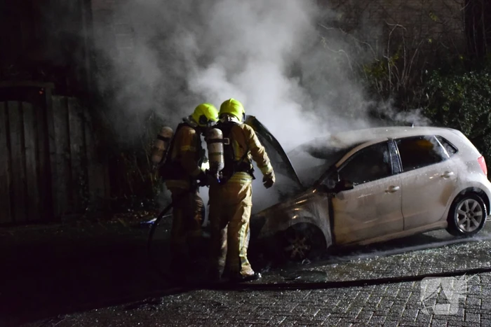 Auto verwoest door brand, politie doet onderzoek
