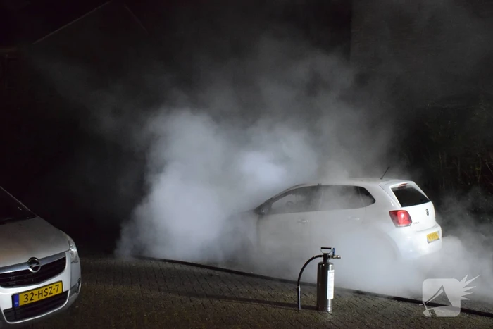 Auto verwoest door brand, politie doet onderzoek