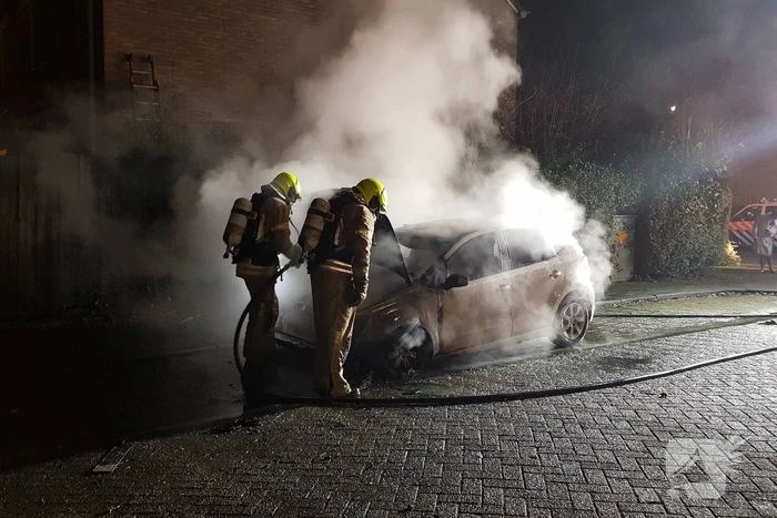 Auto verwoest door brand, politie doet onderzoek