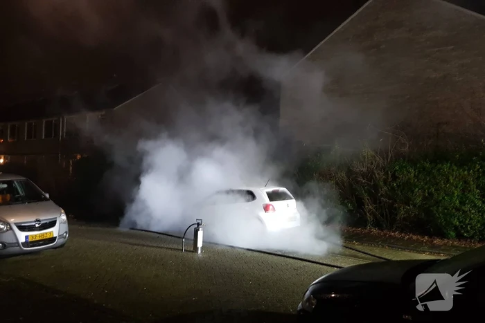 Auto verwoest door brand, politie doet onderzoek