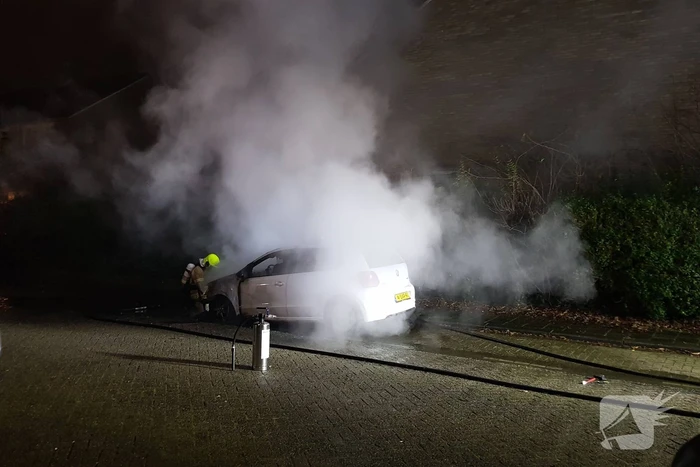 Auto verwoest door brand, politie doet onderzoek