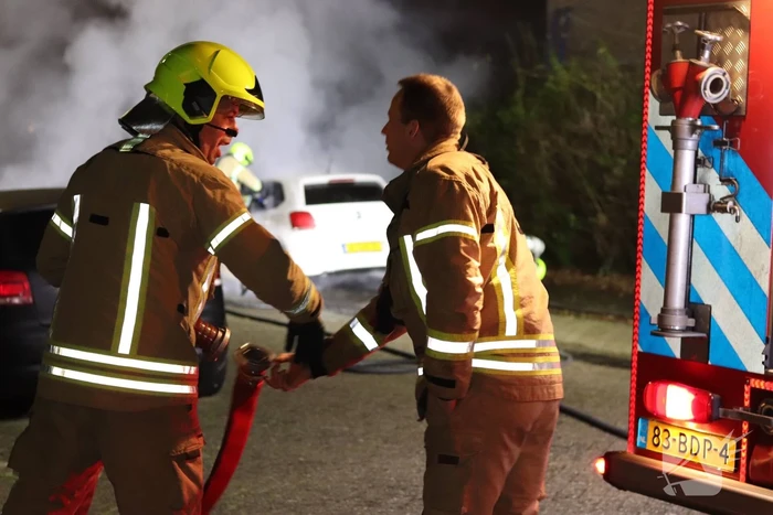 Auto verwoest door brand, politie doet onderzoek