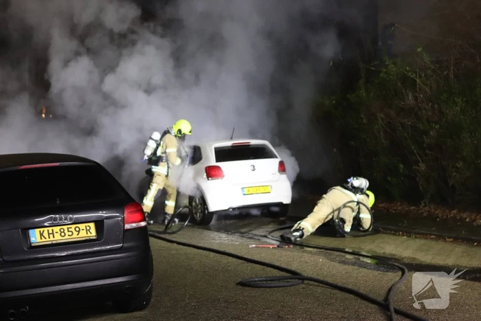 Auto verwoest door brand, politie doet onderzoek