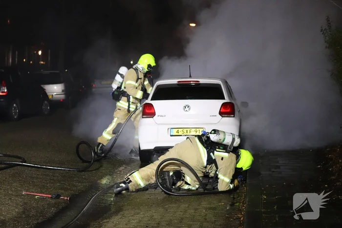 Auto verwoest door brand, politie doet onderzoek