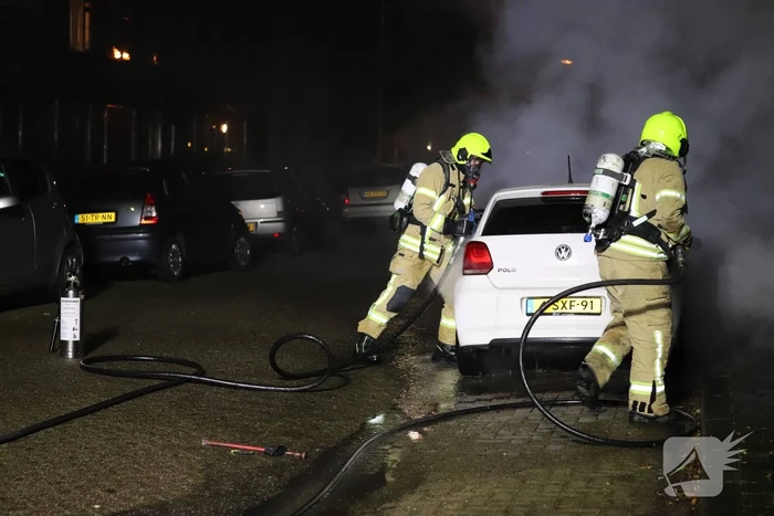Auto verwoest door brand, politie doet onderzoek