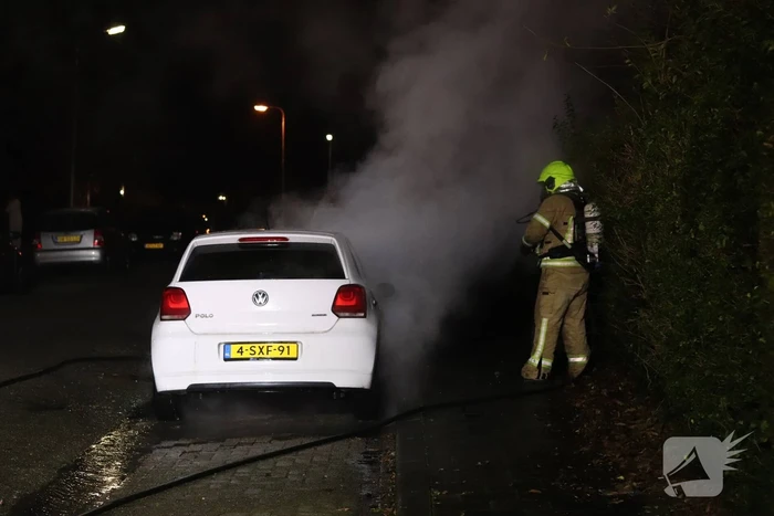 Auto verwoest door brand, politie doet onderzoek
