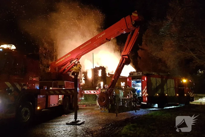 Leegstaande woning verwoest door brand