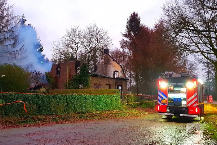 Leegstaande woning verwoest door brand