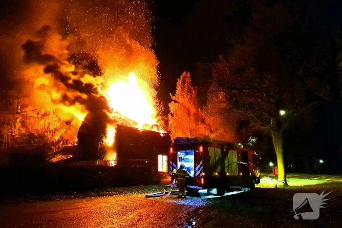 Leegstaande woning verwoest door brand