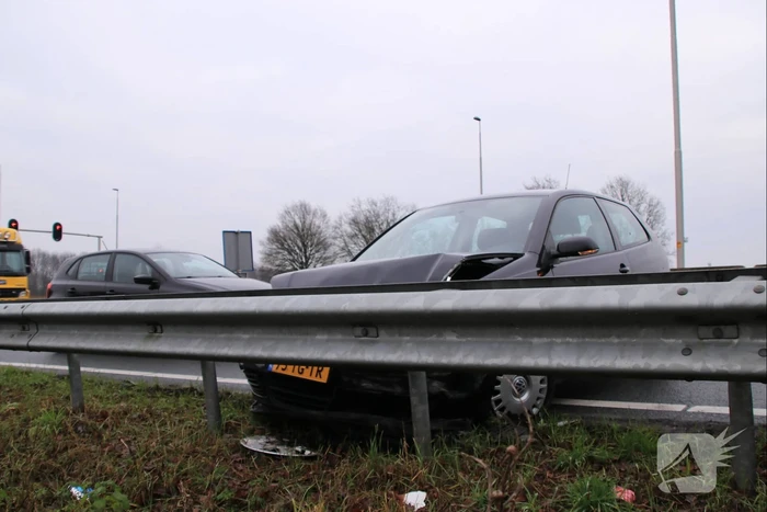Auto knalt op vangrail in beruchte bocht