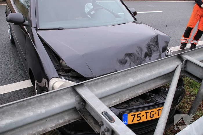 Auto knalt op vangrail in beruchte bocht