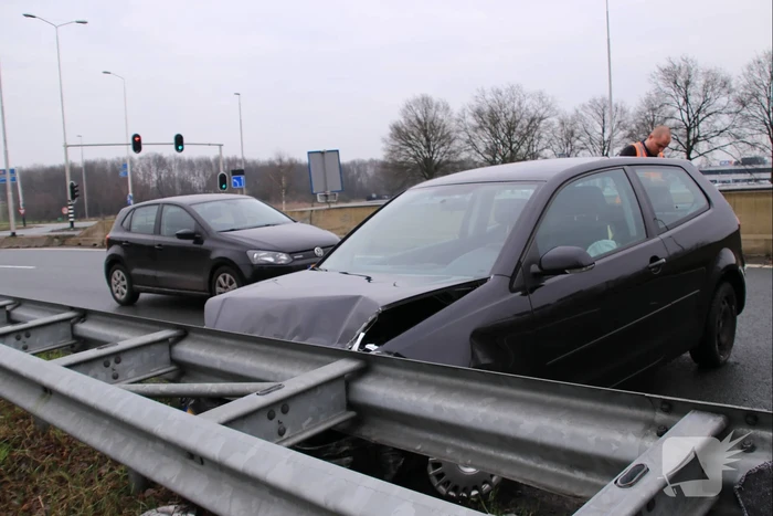 Auto knalt op vangrail in beruchte bocht